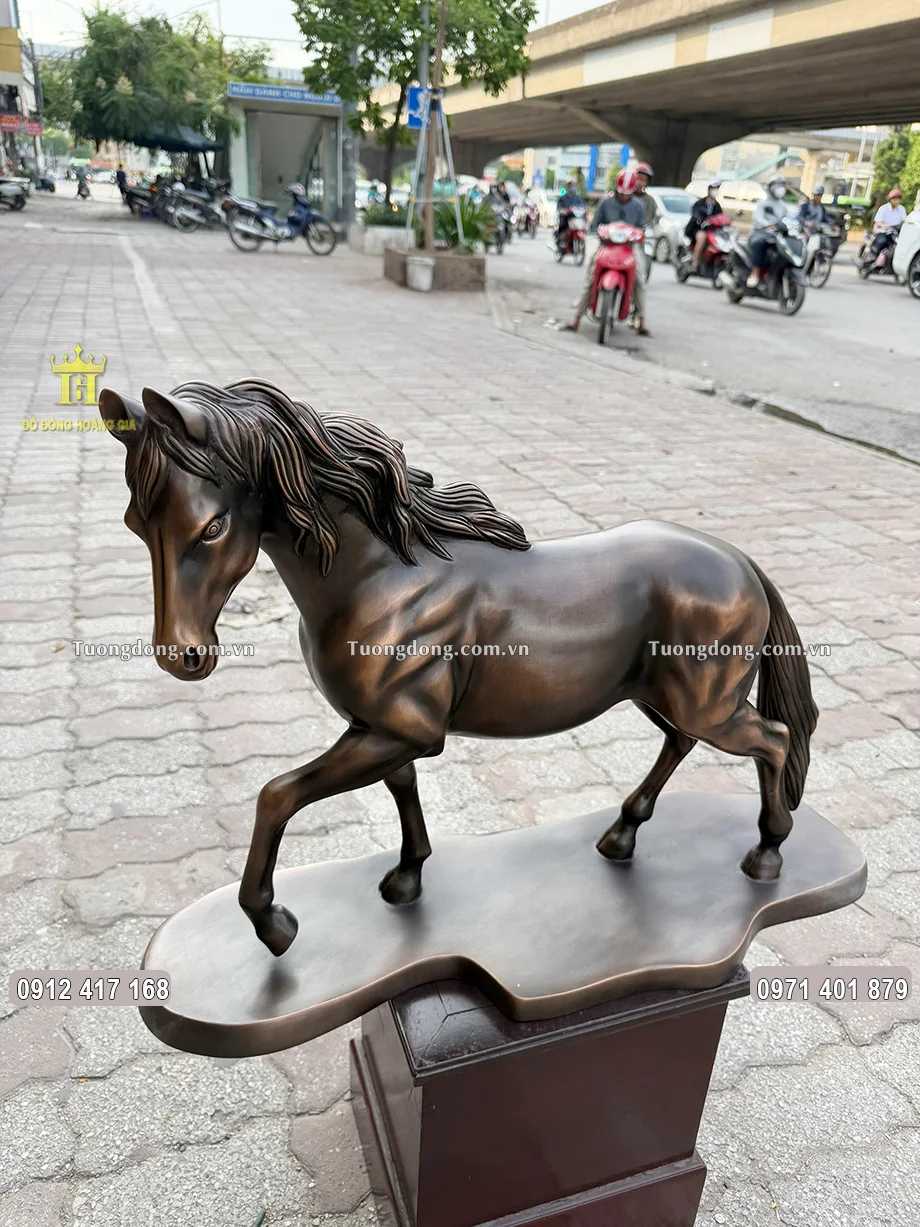 Vật phẩm được đặt trên một đôn gỗ cao